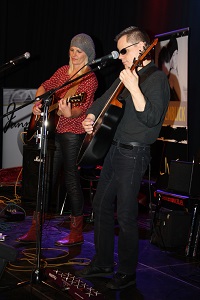Mary und Punky singend und spielend beim Geburtstagskonzert in der Waggonhalle Marburg