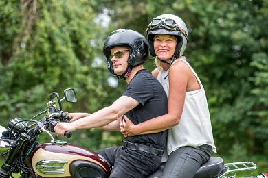Mary und Punky auf einem Motorrad