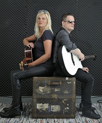 CD-Cover der dritten CD, Mary und Punky auf einem Koffer sitzend mit Gitarren auf dem Schoß