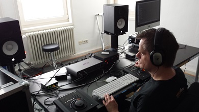 Punky in seinen "Smurfland Recording Studios" am MIDI-Controler, die 3. CD entsteht, schwarz-weiß