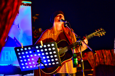 
Mary mit Gitarre singend auf der Bermuda-Außenbühne
